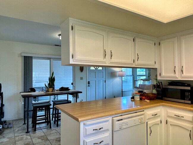 Foto del edificio - Downtown 2 Bedroom 1 Bath Duplex available...