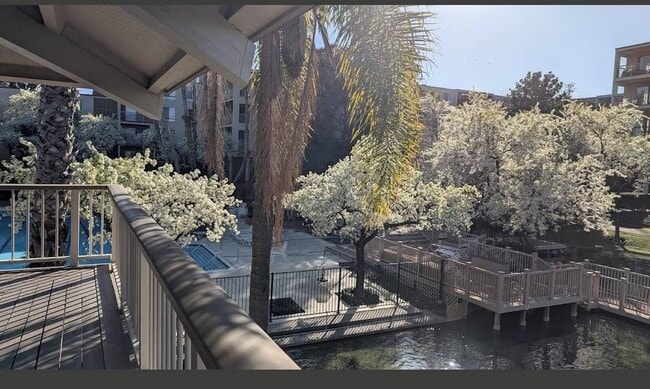 Foto del edificio - 340 N Civic Dr