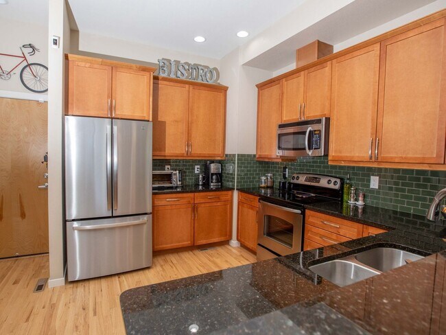 Building Photo - Modern, end unit Townhome in North Boulder...