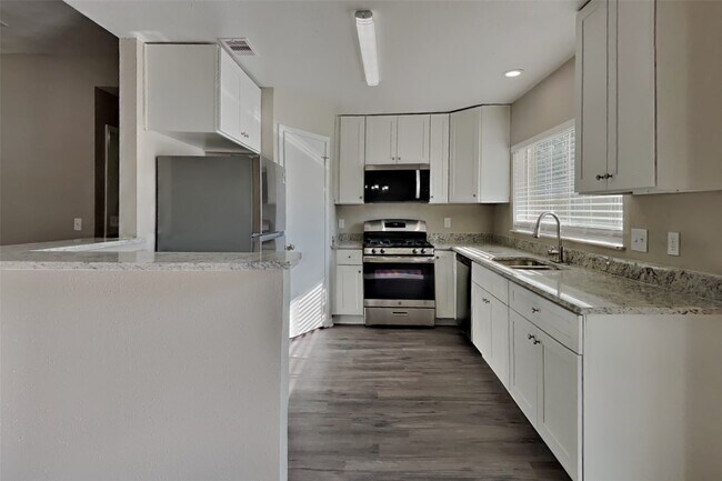 Foto del edificio - 5306 Hazel Grove Dr