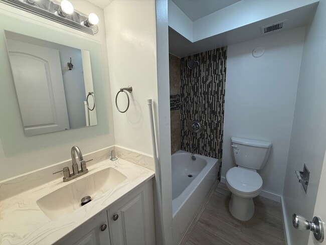 Foto del edificio - Sunset Lakeview 2 bedroom 1 bath with 1 assigned parking stall