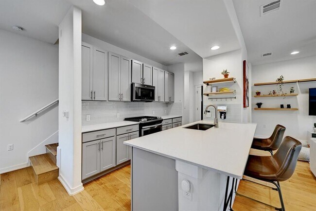 Building Photo - 6800 Menchaca Rd