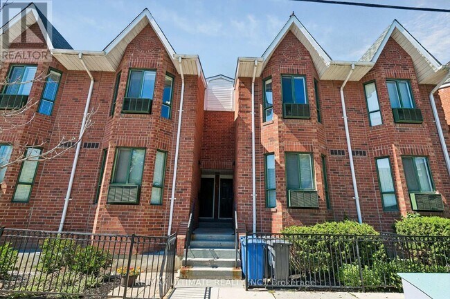 Building Photo - 660 Wellington St W