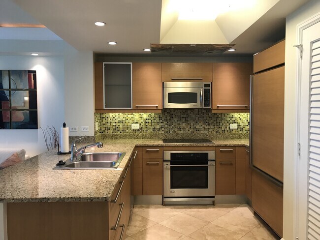 Foto del edificio - UNFURNISHED Turnberry Towers East-Phenomenal Upscale 1 Bdrm/1.5 Bath Condo on 17th Floor!