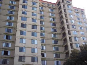 Building Photo - 1600 Park Cir