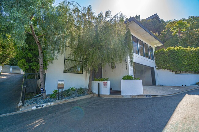 Foto del edificio - 3 Bedroom Home for Rent in West Hollywood!