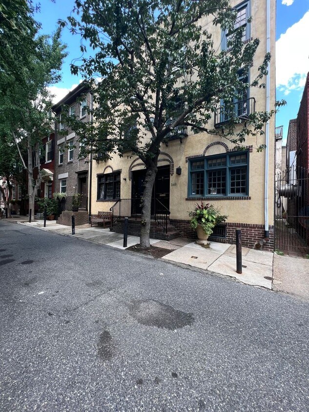 Foto principal - Beautiful Old World 2 Bed + Den Townhouse ...