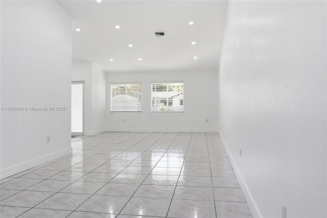 Foto del edificio - 19851 SW 79th Ave