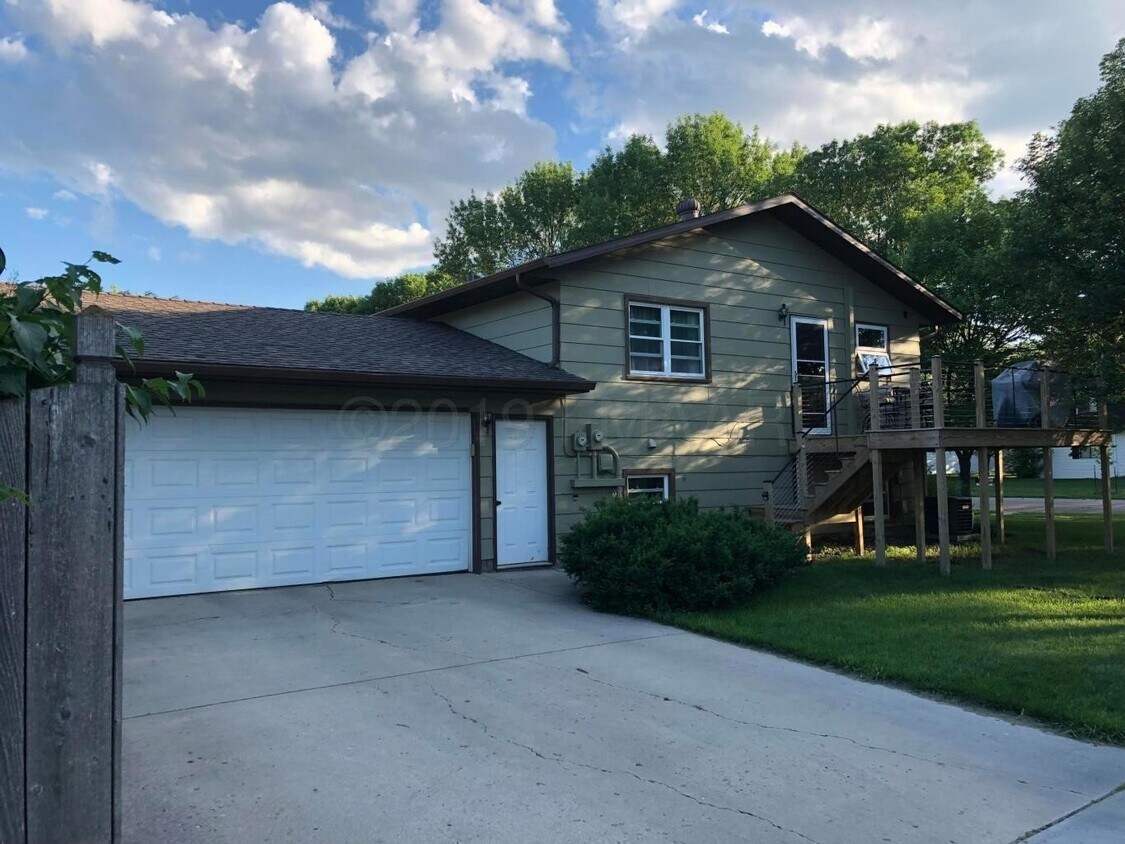 Primary Photo - APPLICATION PENDING -- Stunning 4 bedroom ...