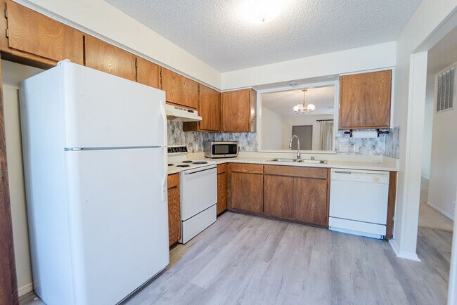 Foto del edificio - This darling 2 bedroom, 1.5 bath townhome is perfect for low maintenance, one level living! With ...