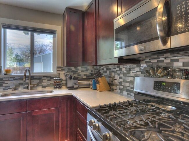 Foto del edificio - 4 Bedroom Single Family Home in Denver