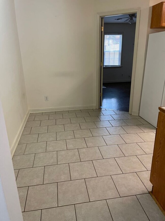 Building Photo - Pilot Grove Apartments, 3br 2ba $975.00