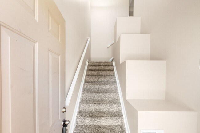 Foto del edificio - 560 Redwood Ln