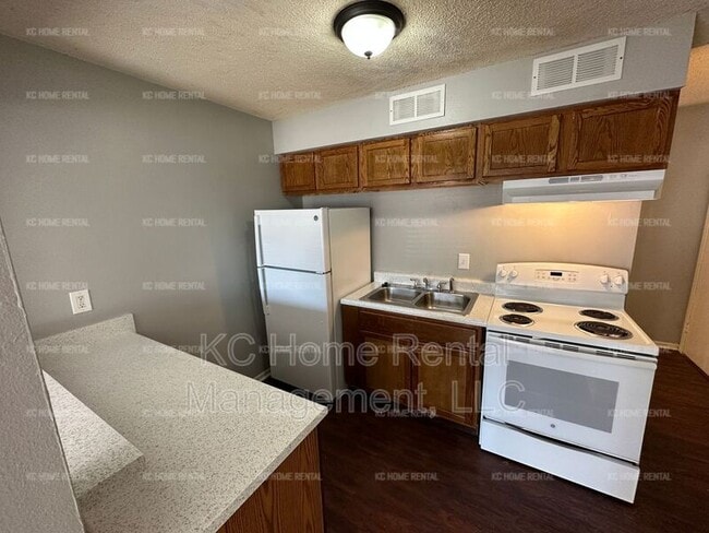 Building Photo - 561 N Somerset Terrace