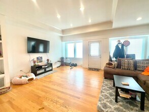 Building Photo - 1840 W Cermak Rd