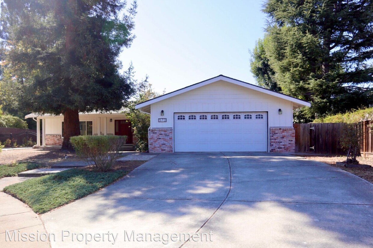 Primary Photo - 5 br, 3.5 bath House - 573 Shoshone Ct
