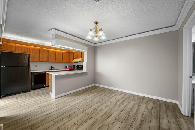 Foto del edificio - 388 Lake Arbor Dr