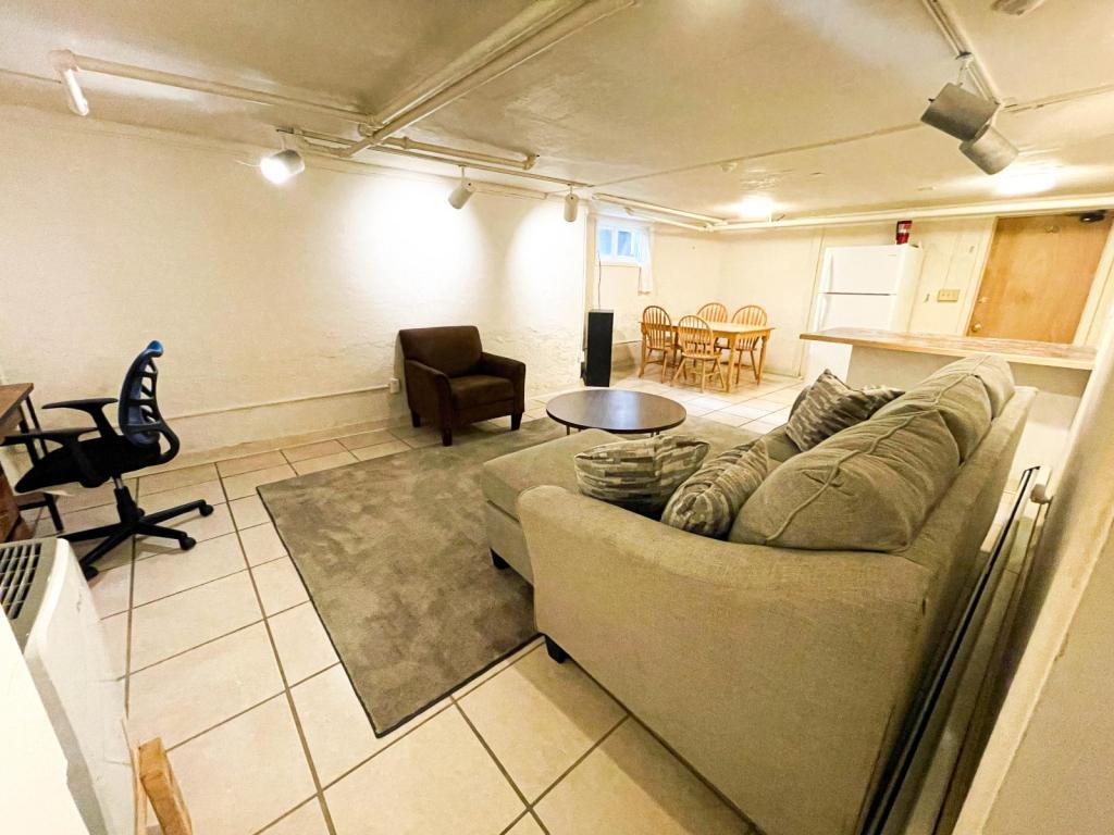 Primary Photo - 207 Kelvin Pl
