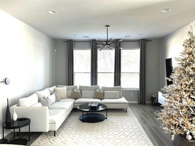 Foto del edificio - 700 Hays Hill Dr