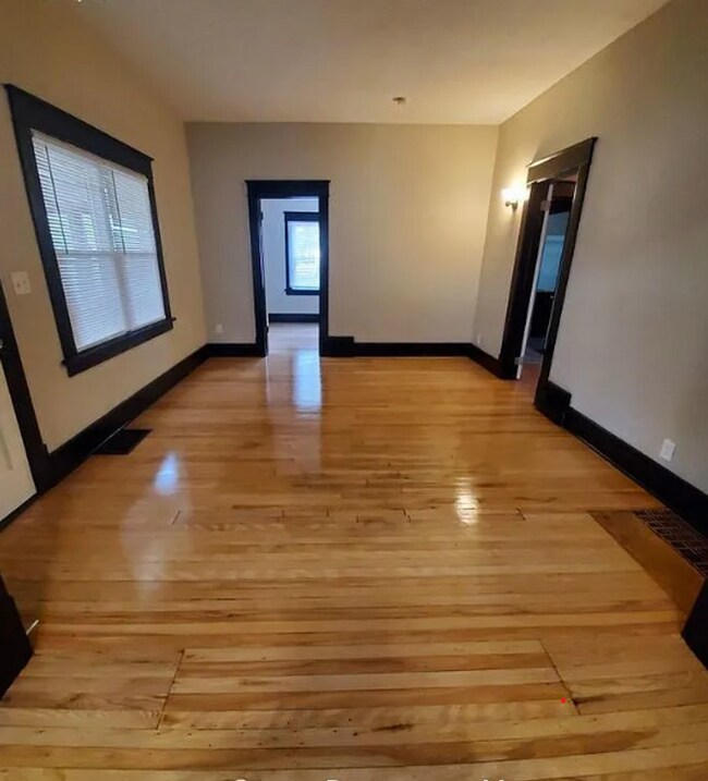 Foto del edificio - 2 Bedroom Home with Detached Garage, Fenced Yard + Pet Friendly!