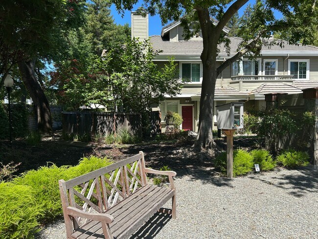Foto del edificio - Beautiful 2 Bed, 2 Bath Single Story Condo...