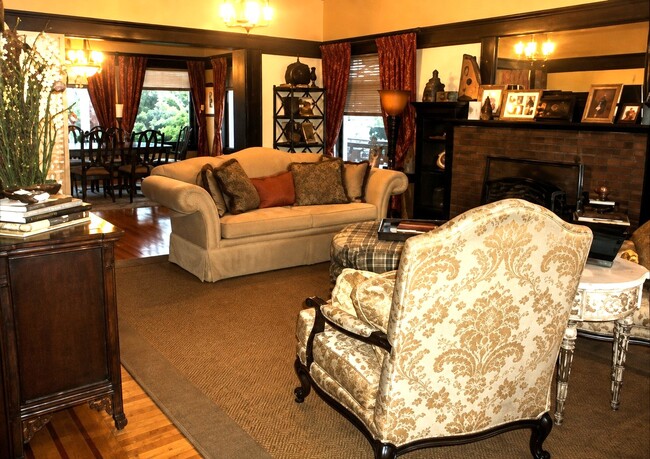 Large dining room - 528 18th Ave E