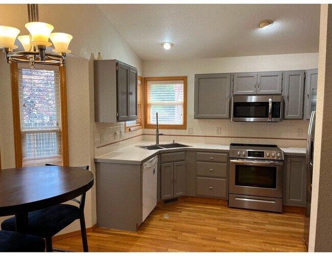 Foto del edificio - $300 Move in incentive! 4 BED/3 BATH CHARM...