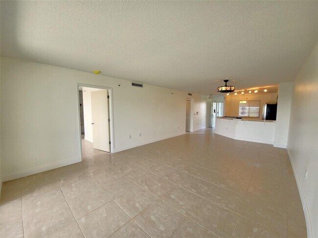 Building Photo - 2240 N Cypress Bend Dr