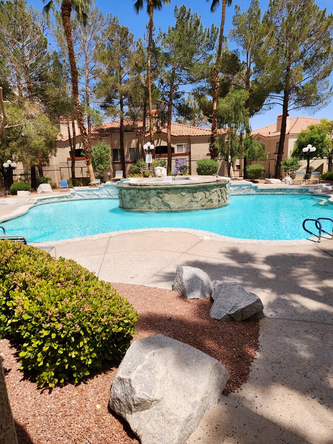 Pool/jacuzzi - 517 Indian Bluff St