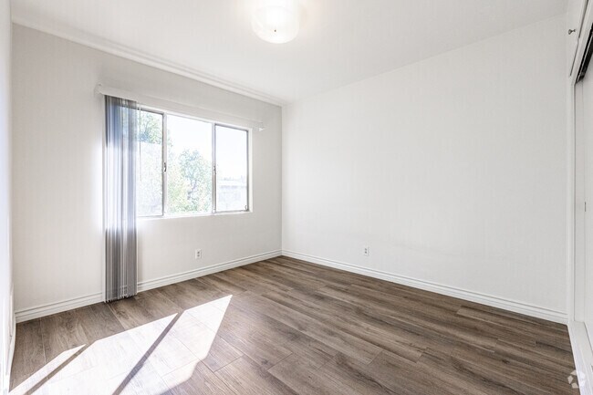 2 habitaciones, 1 baño - 830 pies cuadrados - Dormitorio principal - 3643 Monon St