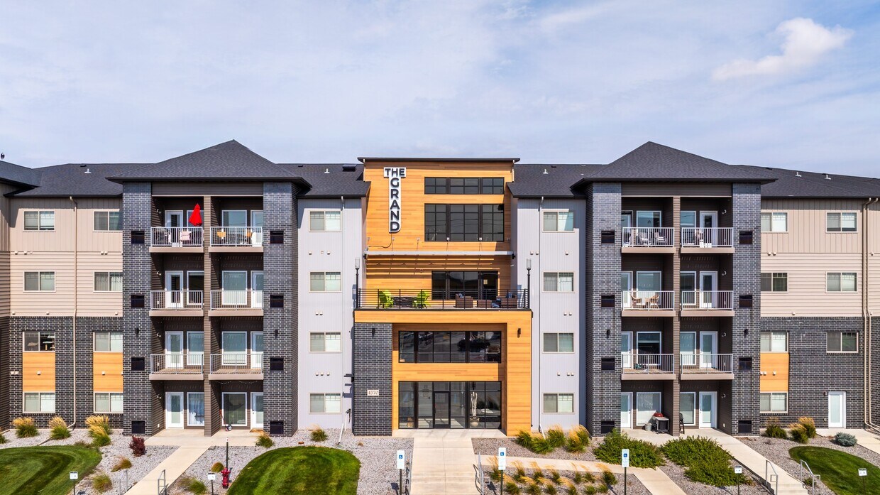 Foto principal - Upscale Living at the Grand off 45th