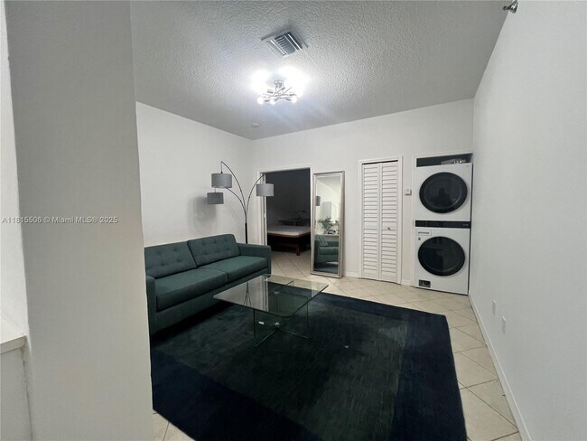Foto del edificio - 2734 Bird Ave