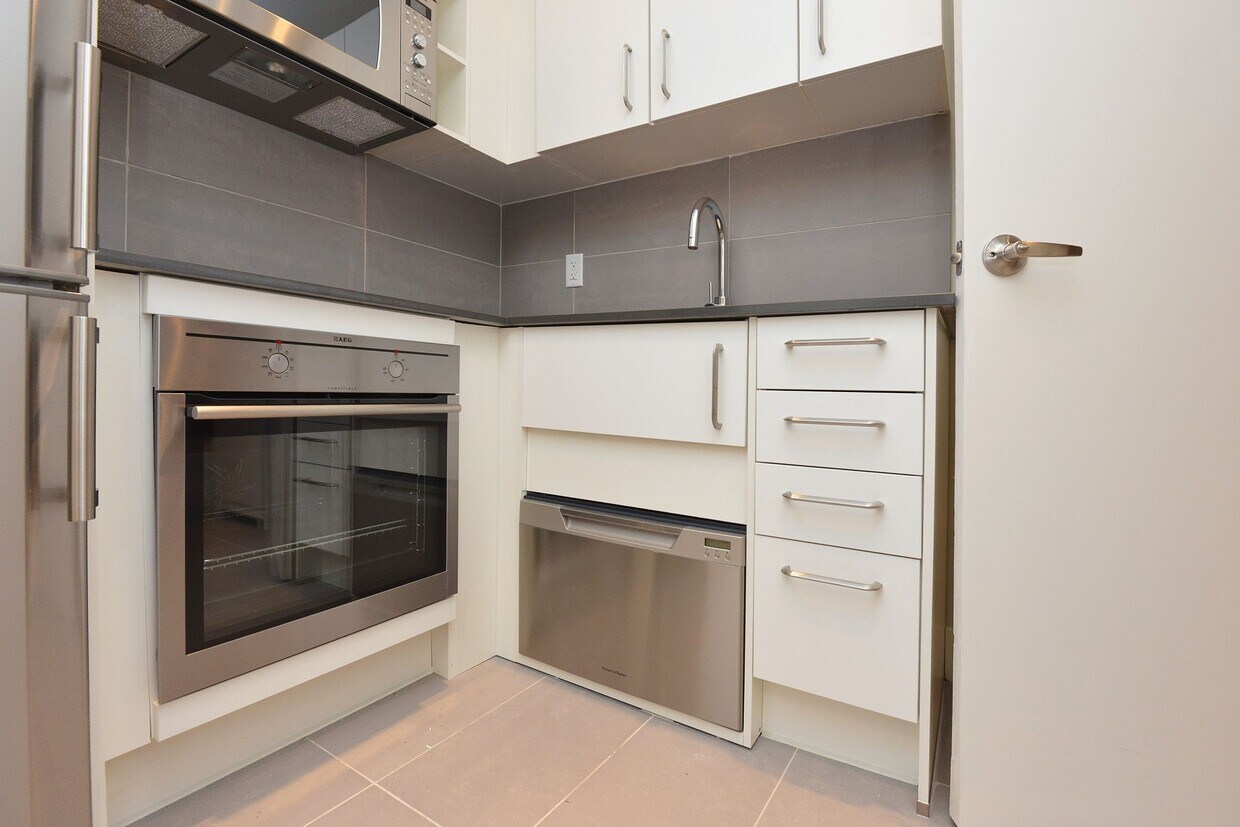 Primary Photo - 54 Maitland St