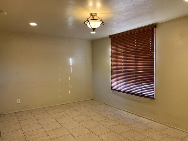 Building Photo - 926 W Calle De Casas Lindas