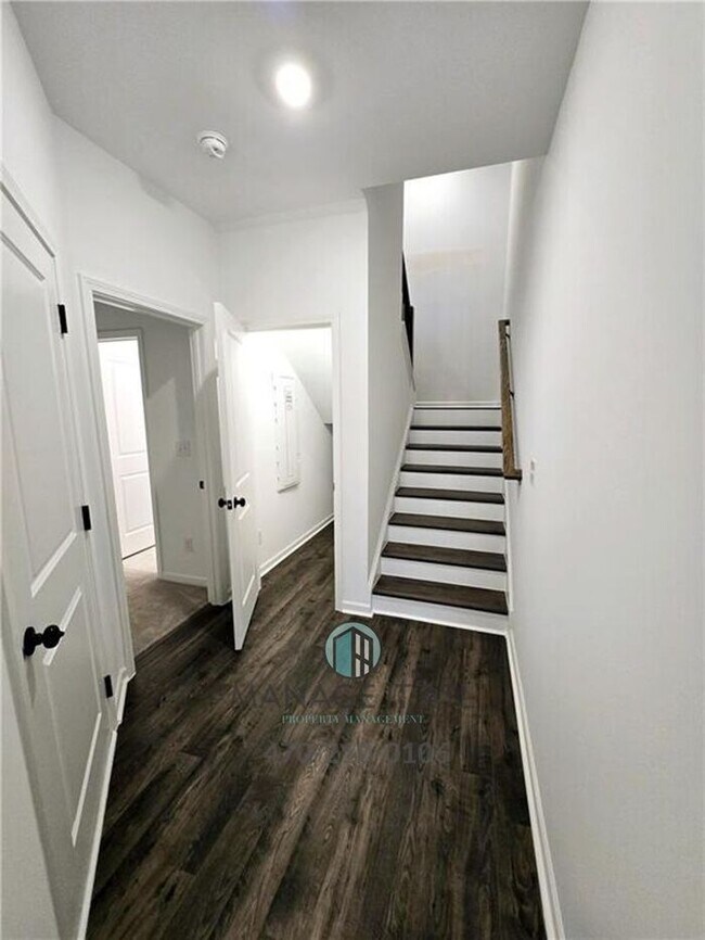 Foto del edificio - Beautiful End-Unit three-story townhome in Tucker