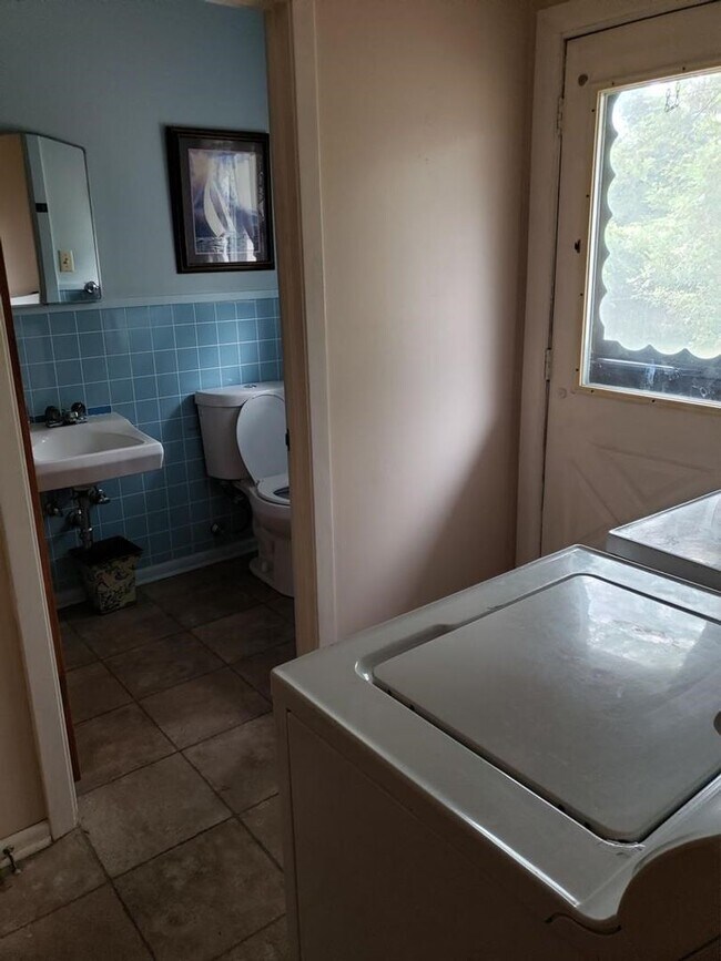 Building Photo - Amazing location!