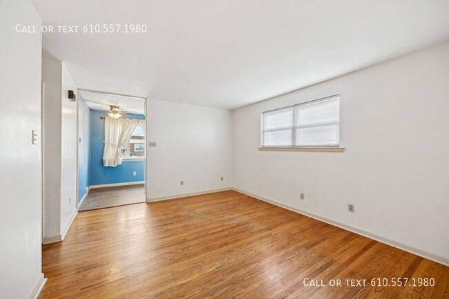 Building Photo - Clean and Updated 2 Bedroom 1 Bath apartme...