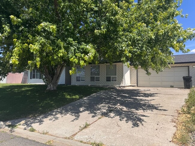 Building Photo - 5303 N Sky Vista Ave