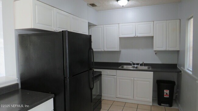Foto del edificio - 5347 Baycrest Rd