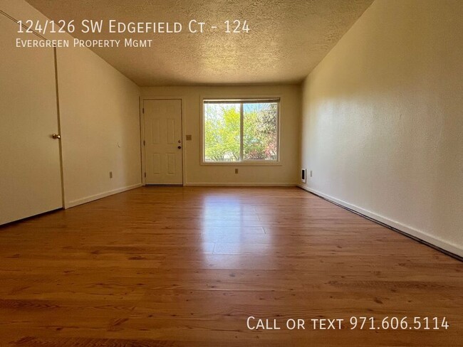 Foto del edificio - 124/126 SW Edgefield Ct-124