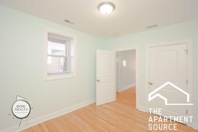 Building Photo - 4456 W Diversey Ave