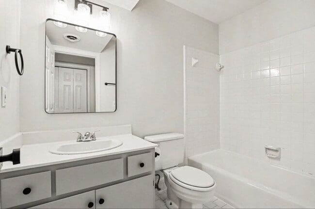 Building Photo - GreenHills Condo!