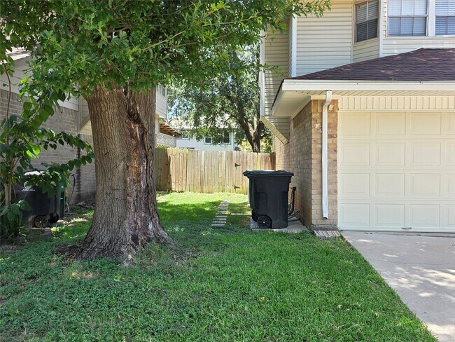 Foto del edificio - 12902 Skymeadow Dr