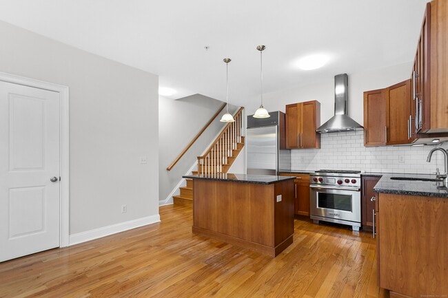 Building Photo - 14 1st St