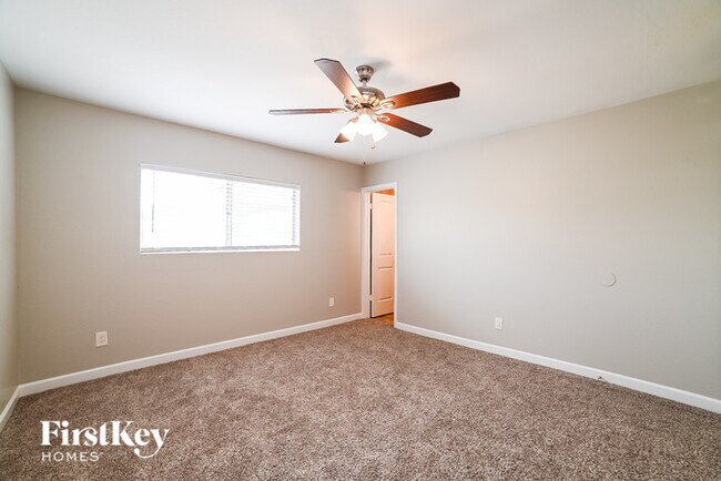 Foto del edificio - 3136 E Larkspur Dr