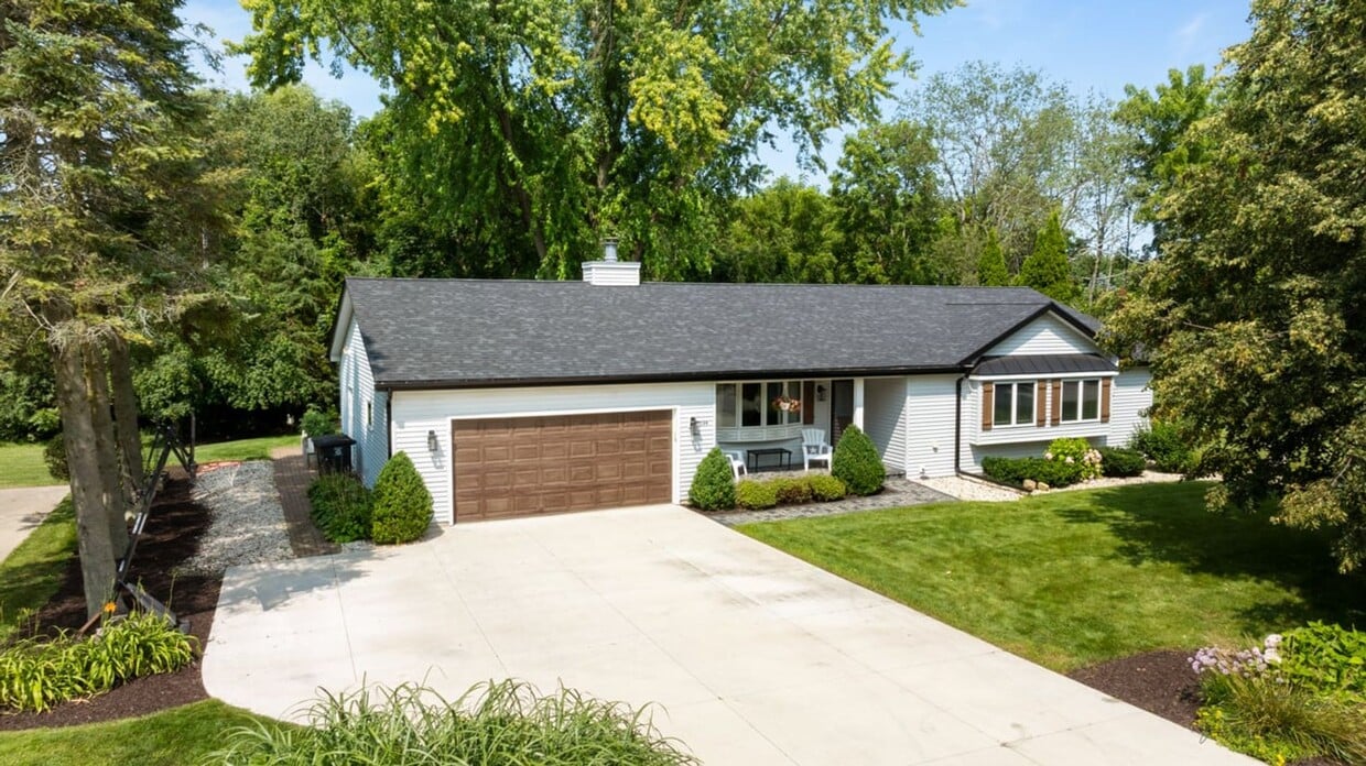 Building Photo - Lake Geneva Family-Friendly Furnished Home...