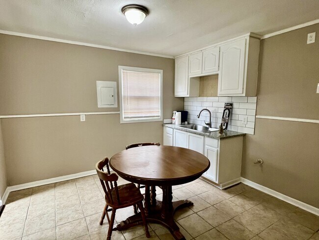 Foto del edificio - 5152 Enterprise St