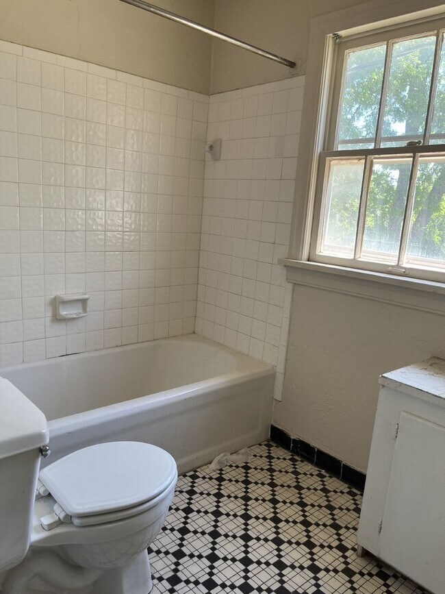 Building Photo - Charming 2-Bedroom unit in Prime Oklahoma ...