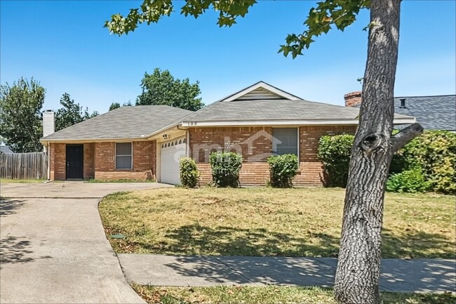 Building Photo - 105 S Winding Oaks Dr