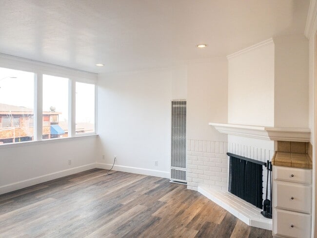 Building Photo - Stunning Bay View 1BD/1BA! Pets! Parking! On-Site Laundry! PROGRESSIVE